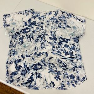 Maurices White and Blue Floral Blouse with 4 detail clips on front Size Medium